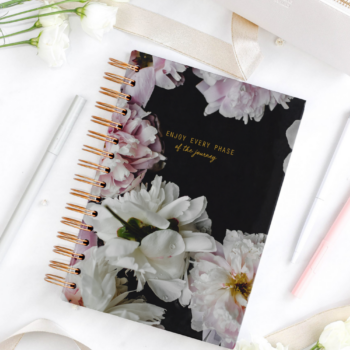Happy Calendar skolekalender med spiralryg 25/26 -  pæoner