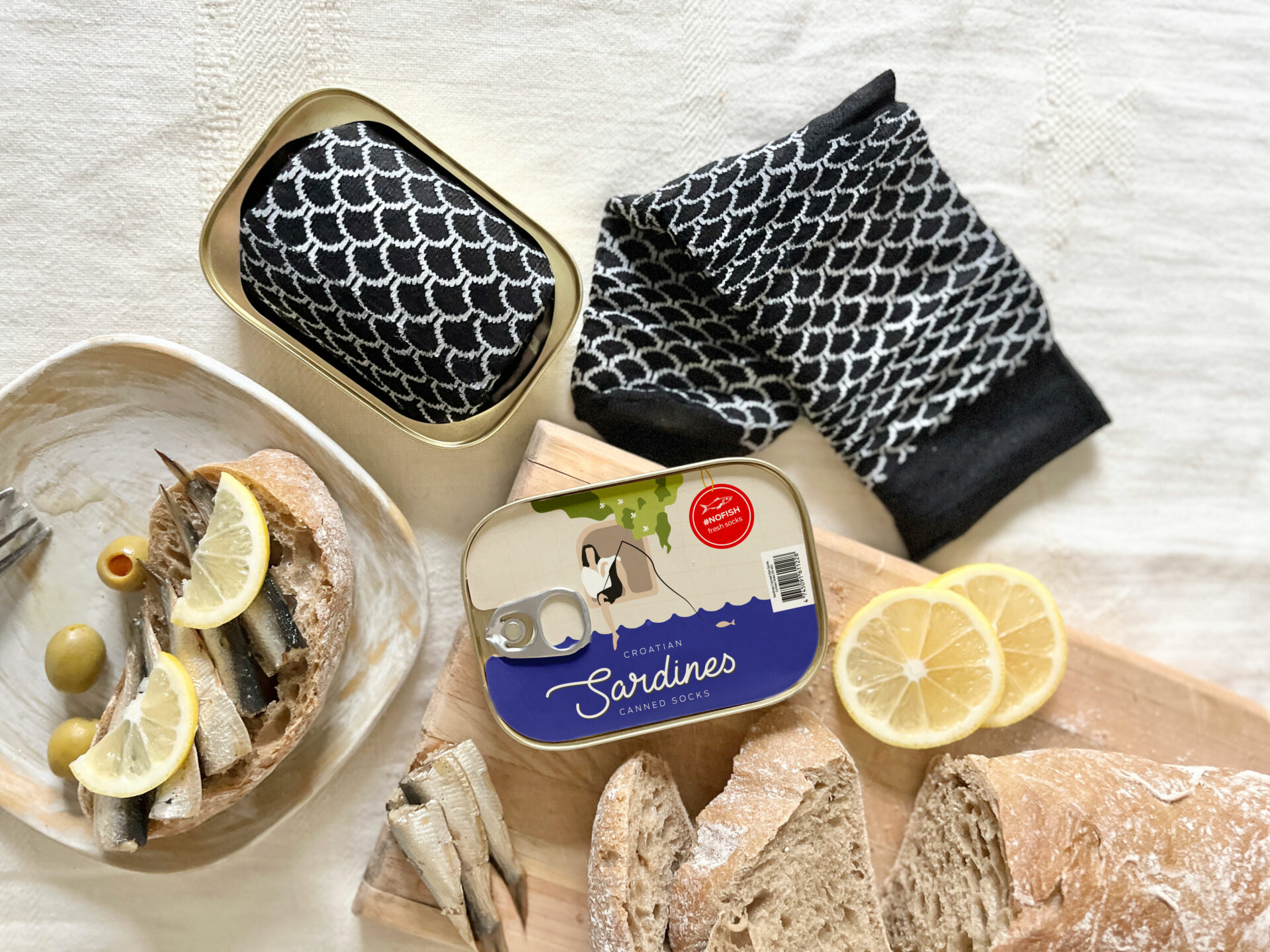 Kroatiske sardiner - strømper med fisk på dåse (unisex str. 35-46)