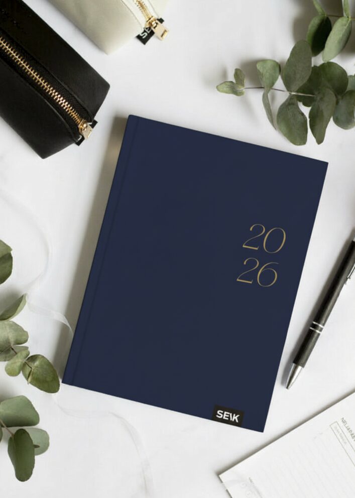 Happy Calendar kalender 2026 (A5) – mørkeblå