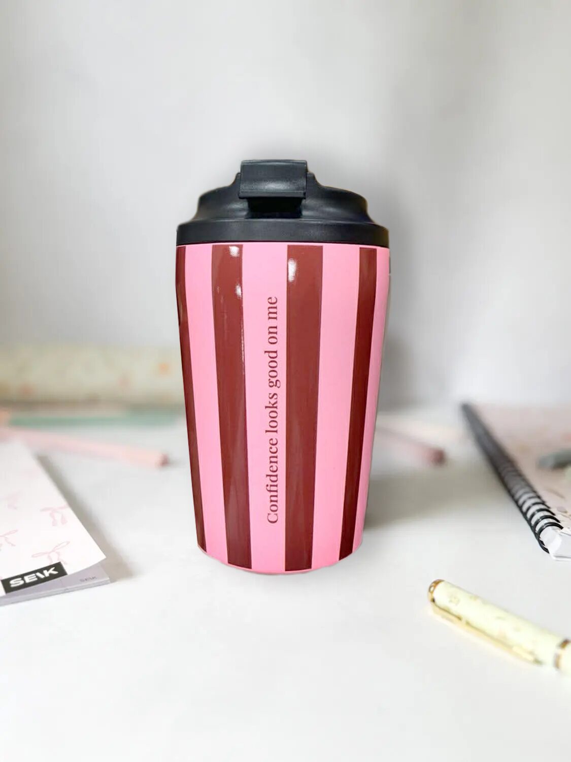 Termokrus til kaffe – confidence looks good on me (350 ml)